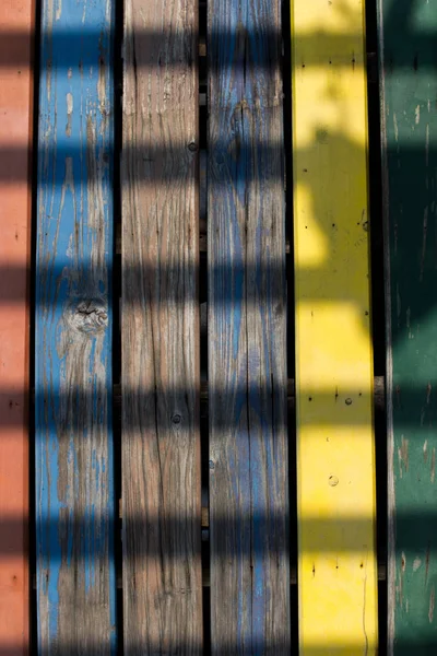 Sfondo e consistenza delle tavole di legno. Linee multicolori . — Foto Stock