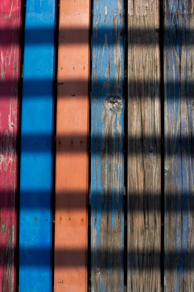 Sfondo e consistenza delle tavole di legno. Linee multicolori . — Foto Stock