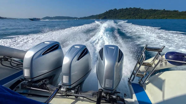 Sürat teknesi üzerinde üç güçlü motorlar monte. Andaman Denizi, Tayland.
