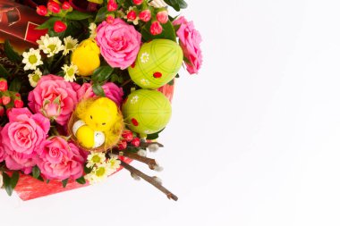 Paskalya yumurta ve çiçekler, beyaz arka plan ile arka plan