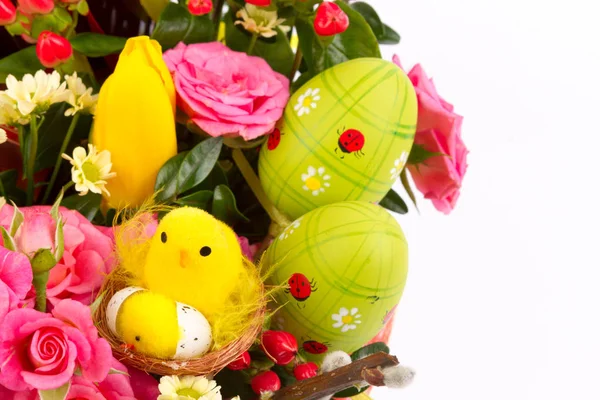 Пасхальный фон с яйцами и цветами, белый фон — стоковое фото