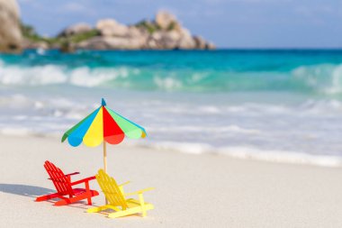 İki sandalye ve şemsiye tropikal üzerinde Similan Adaları Tayland plaj. Kağıt, el yapımı.