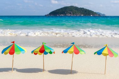 İki sandalye ve şemsiye tropikal üzerinde Similan Adaları Tayland plaj. Kağıt, el yapımı.