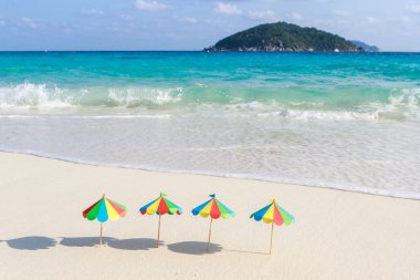 İki sandalye ve şemsiye tropikal üzerinde Similan Adaları Tayland plaj. Kağıt, el yapımı.