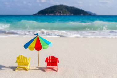 İki sandalye ve şemsiye tropikal üzerinde Similan Adaları Tayland plaj. Kağıt, el yapımı.