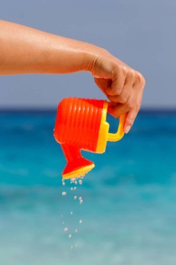 El bir çocuk plastik sulama olabilir su dökülen. Andaman Denizi, Similan Adaları