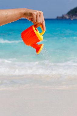 El bir çocuk plastik sulama olabilir su dökülen. Andaman Denizi, Similan Adaları