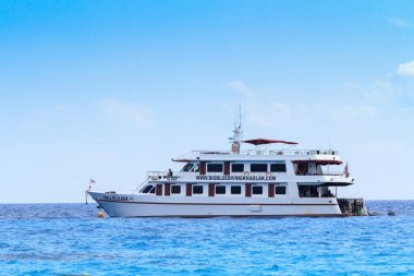 Andaman Denizi'nde lüks özel motor yat. Tayland Similan Adaları