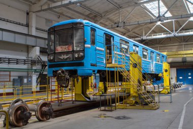 Rusya, Novosibirsk, 22 Nisan 2017: Araba elektrikli trenler tamir dükkanında. Atölye metro