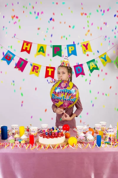 Chica con globo en el cumpleaños — Foto de Stock