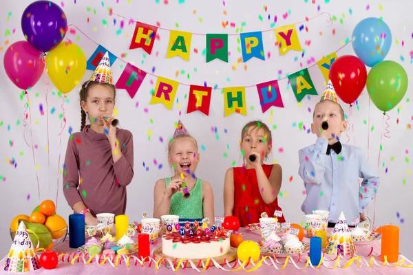 Kindergeburtstag in einem lustig dekorierten Raum. Geschenke überreichen — Stockfoto