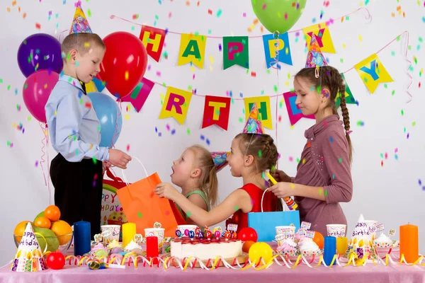 Festa de aniversário infantil em um quarto decorado engraçado. Apresentação de presentes — Fotografia de Stock