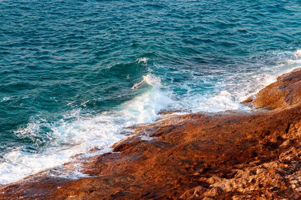 空中顶视图的海浪打在泰国普吉岛的海滩上的岩石 — 图库照片