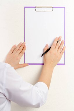 Bu beyaz zemin üzerine izole kullanırken bir tablet bilgisayar tutan doktor