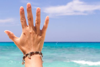 Mavi deniz arka plan üzerinde hareket eliyle.