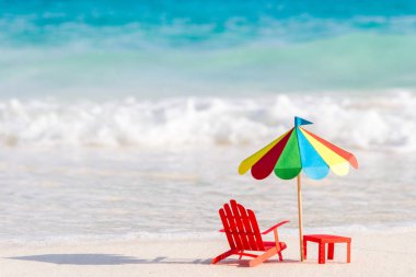 İki sandalye ve şemsiye tropikal üzerinde Similan Adaları Thaila plaj