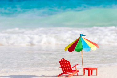 İki sandalye ve şemsiye tropikal üzerinde Similan Adaları Thaila plaj