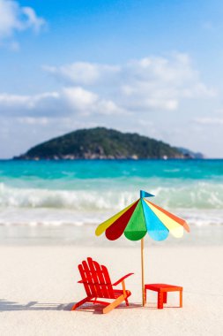 İki sandalye ve şemsiye tropikal üzerinde Similan Adaları Thaila plaj