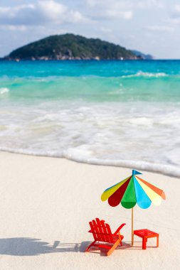 İki sandalye ve şemsiye tropikal üzerinde Similan Adaları Thaila plaj