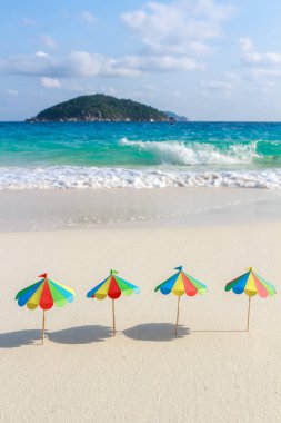 İki sandalye ve şemsiye tropikal üzerinde Similan Adaları Thaila plaj