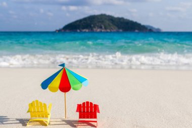 İki sandalye ve şemsiye tropikal üzerinde Similan Adaları Thaila plaj