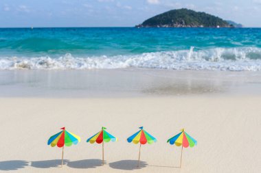 İki sandalye ve şemsiye tropikal üzerinde Similan Adaları Thaila plaj