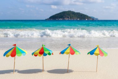 İki sandalye ve şemsiye tropikal üzerinde Similan Adaları Thaila plaj