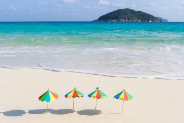 İki sandalye ve şemsiye tropikal üzerinde Similan Adaları Thaila plaj