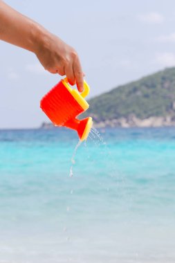 El bir çocuk plastik sulama olabilir su dökülen. Andaman Denizi, Similan Adaları