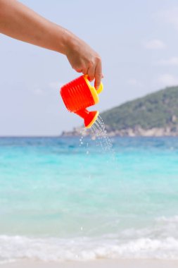 El bir çocuk plastik sulama olabilir su dökülen. Andaman Denizi, Similan Adaları