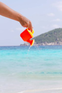 El bir çocuk plastik sulama olabilir su dökülen. Andaman Denizi, Similan Adaları
