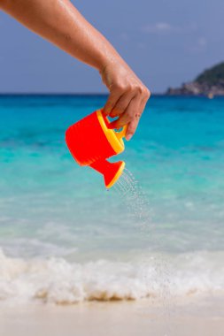 El bir çocuk plastik sulama olabilir su dökülen. 