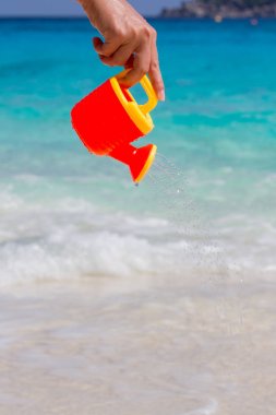 El bir çocuk plastik sulama olabilir su dökülen. 