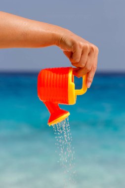 El bir çocuk plastik sulama olabilir su dökülen. Andaman Denizi, Similan Adaları