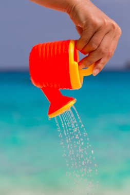 El bir çocuk plastik sulama olabilir su dökülen. 