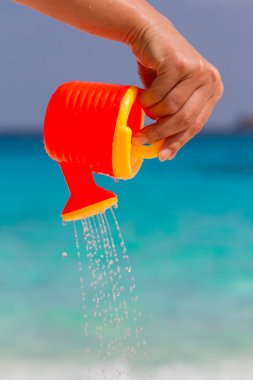 El bir çocuk plastik sulama olabilir su dökülen. 