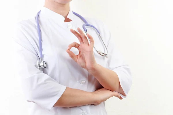 Médico sosteniendo una tableta mientras la usa aislada sobre fondo blanco —  Fotos de Stock
