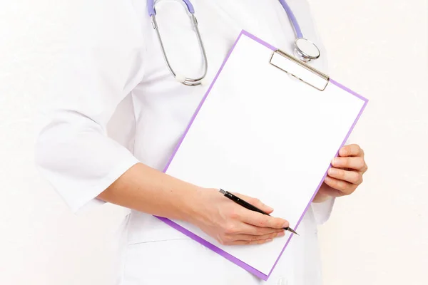 Médico segurando um computador tablet enquanto o usa isolado em fundo branco — Fotografia de Stock