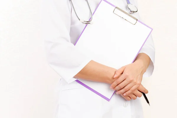 Médico sosteniendo una tableta mientras la usa aislada sobre fondo blanco —  Fotos de Stock