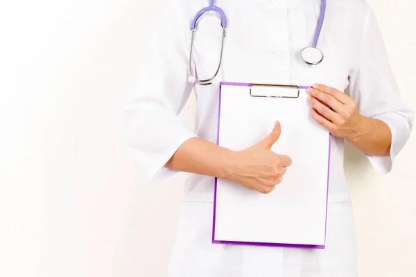 Médico segurando um computador tablet enquanto o usa isolado em fundo branco — Fotografia de Stock