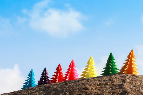 Seven paper Christmas trees stand in the sand against the blue sea. Similan Islands — Stock Photo, Image
