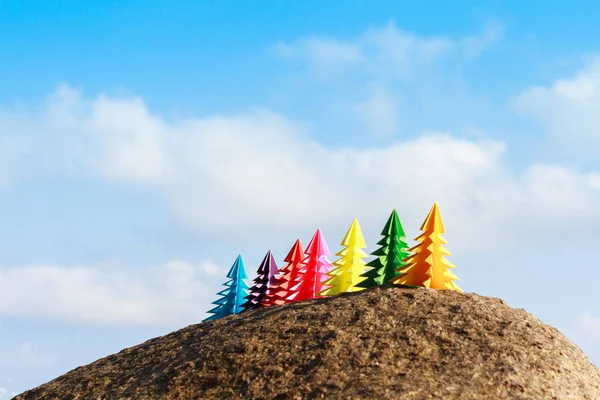 Επτά χαρτί χριστουγεννιάτικα δέντρα στέκονται στην άμμο ενάντια στο γαλάζιο της θάλασσας. Similan Νήσων — Φωτογραφία Αρχείου