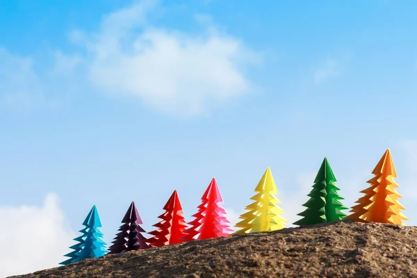 Christmas tree made of paper on a background of blue sea. Handmade. Similan Islands — Stock Photo, Image