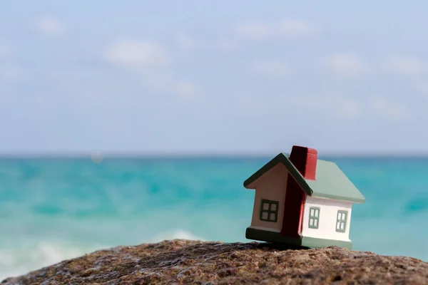 Játék Ház Háttérben Tenger Hullámai Homokos Strand — Stock Fotó