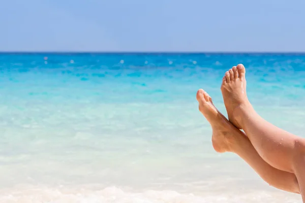 Vacanze Vacanza Donna Piedi Primo Piano Ragazza Rilassante Sulla Spiaggia — Foto Stock