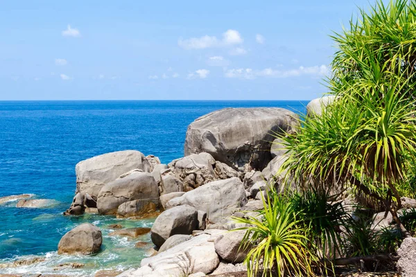 Similan szigeten nézet pont a kristálytiszta víz, Similan Nemzeti Park, Phang nga, Thaiföld — Stock Fotó