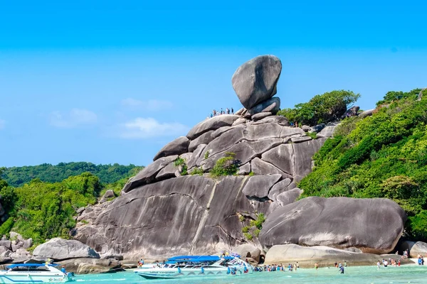 Thaiföld, Similan-szigetek, 2017. március 10. Vitorlázás a sziklák, a Similan-szigetek mérföldkő az Andamán-tengerre, szimbólumokat másol hely szöveg. — Stock Fotó