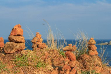 Taş piramitler Phromthep Cape üzerinde. Tayland Phuket