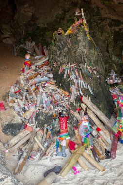Ahşap phalluses Prenses (Pranang Mağarası) mağara. Krabi Güney Railay beach. Tayland.