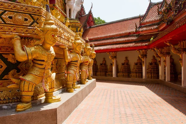 Phang Nga / Thajsko - 6 března 2017: Yak, střežící poklady bohů a pojídání chamtivých lidí. Pagoda zvané Chedi Futtnathambanlyue. Wat Bang Riang v provincii Phang Nga. Thajsko. — Stock fotografie